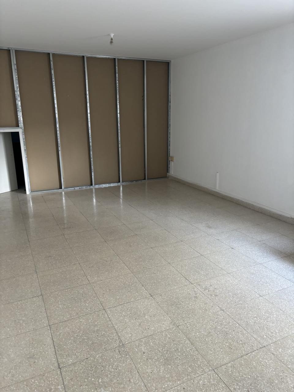 Property for Rent: Commercial (Shop) in Mesa Geitonia, Limassol for Rent | Key Realtor Cyprus
